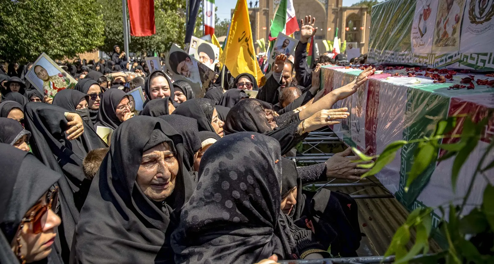 In Iran l’ultimo saluto ai “martiri” della guerra: in migliaia ai funerali degli ufficiali e scienziati morti negli attacchi