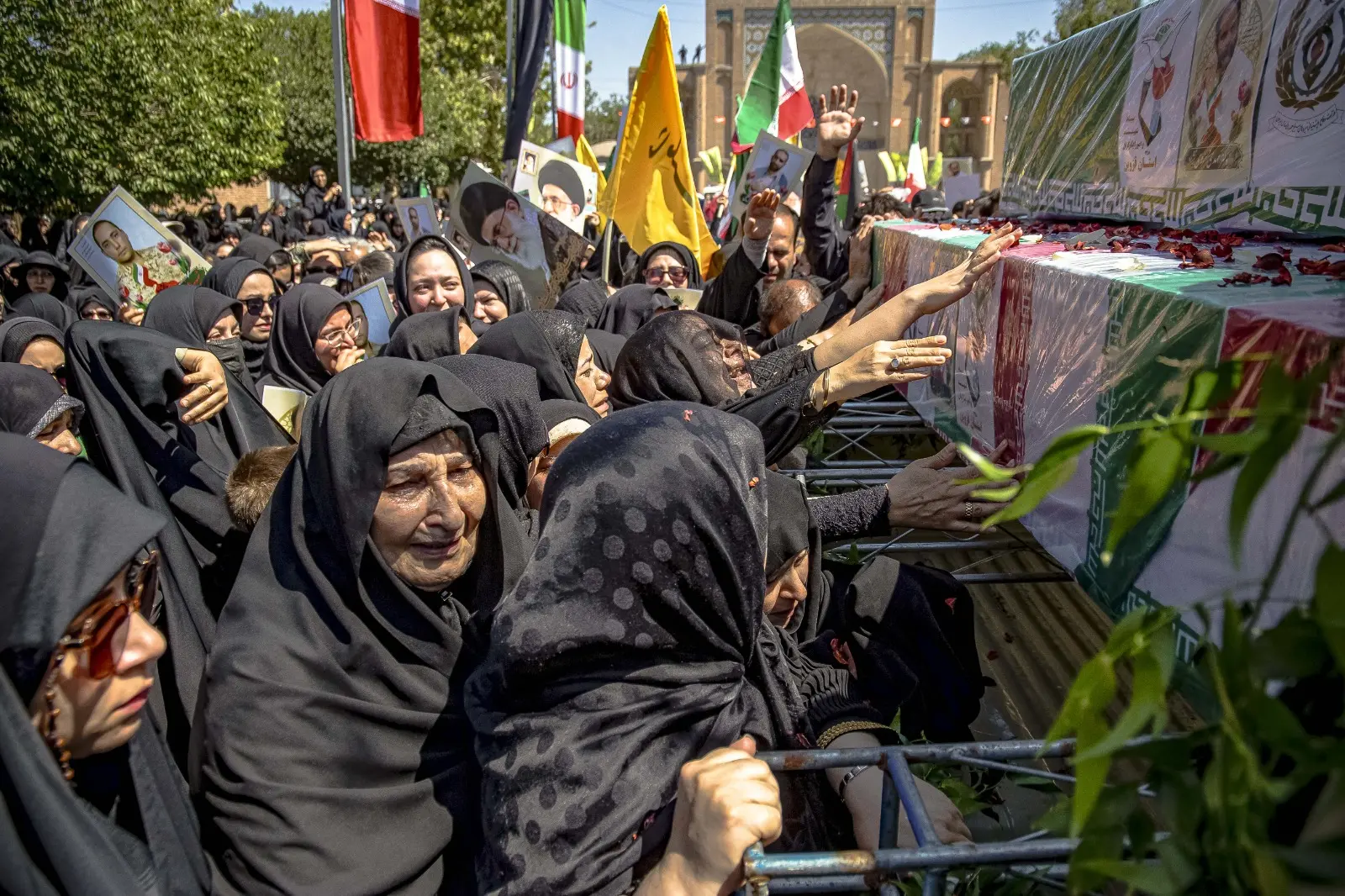 In Iran l’ultimo saluto ai “martiri” della guerra: in migliaia ai funerali degli ufficiali e scienziati morti negli attacchi\n