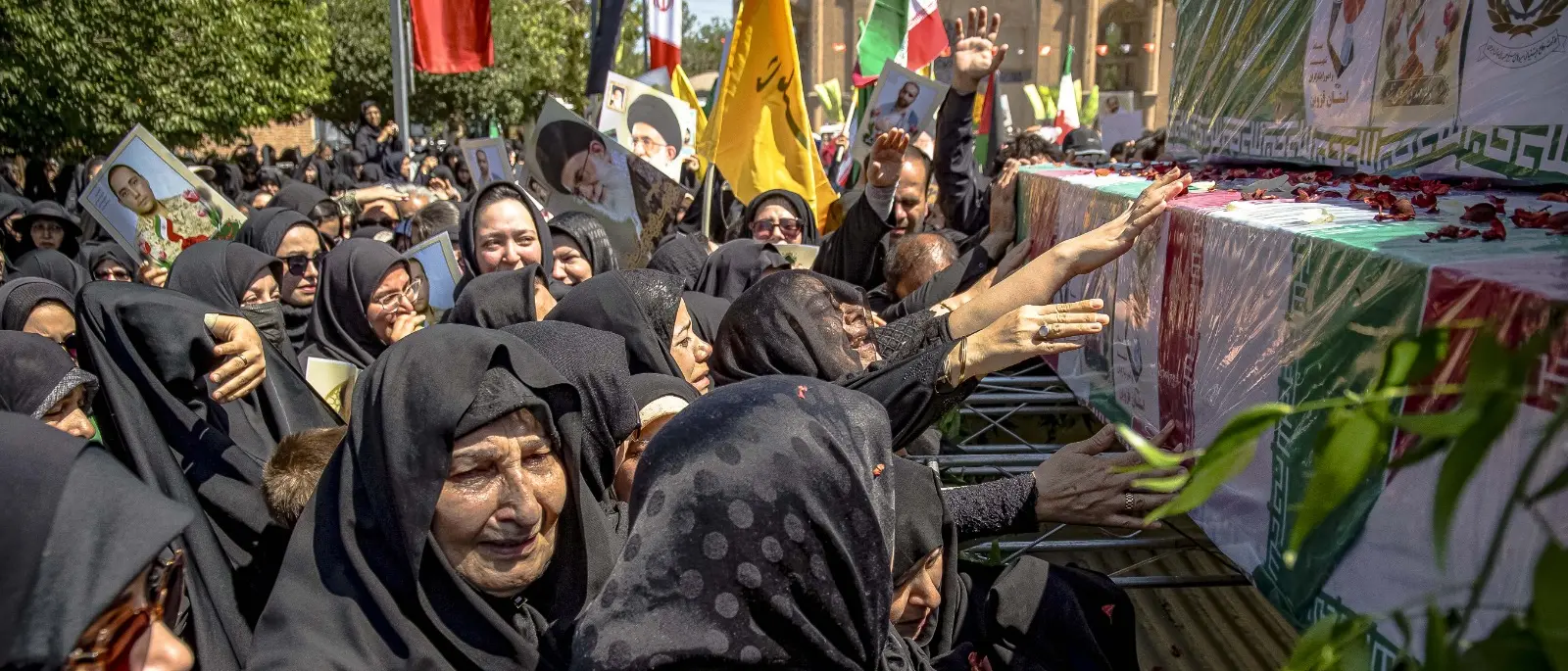 In Iran l’ultimo saluto ai “martiri” della guerra: in migliaia ai funerali degli ufficiali e scienziati morti negli attacchi\n