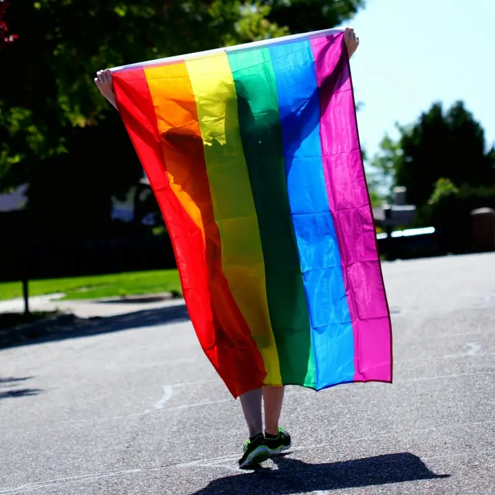 Budapest, l’Europa, il Pride e la marcia che sfida Orbán: una bandiera arcobaleno contro i muri dell’Est