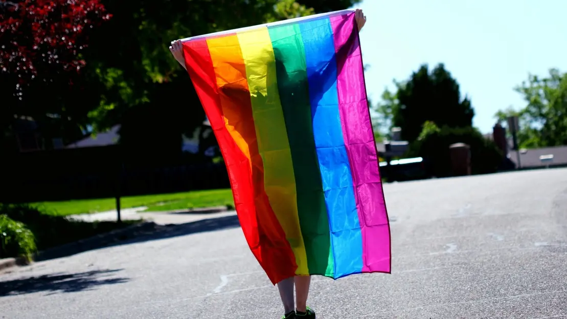 Budapest, l’Europa, il Pride e la marcia che sfida Orbán: una bandiera arcobaleno contro i muri dell’Est