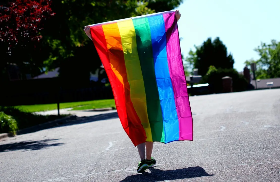 Budapest, l’Europa, il Pride e la marcia che sfida Orbán: una bandiera arcobaleno contro i muri dell’Est\n