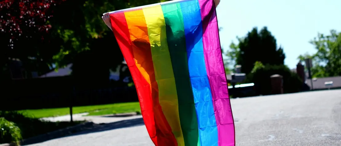 Budapest, l’Europa, il Pride e la marcia che sfida Orbán: una bandiera arcobaleno contro i muri dell’Est\n