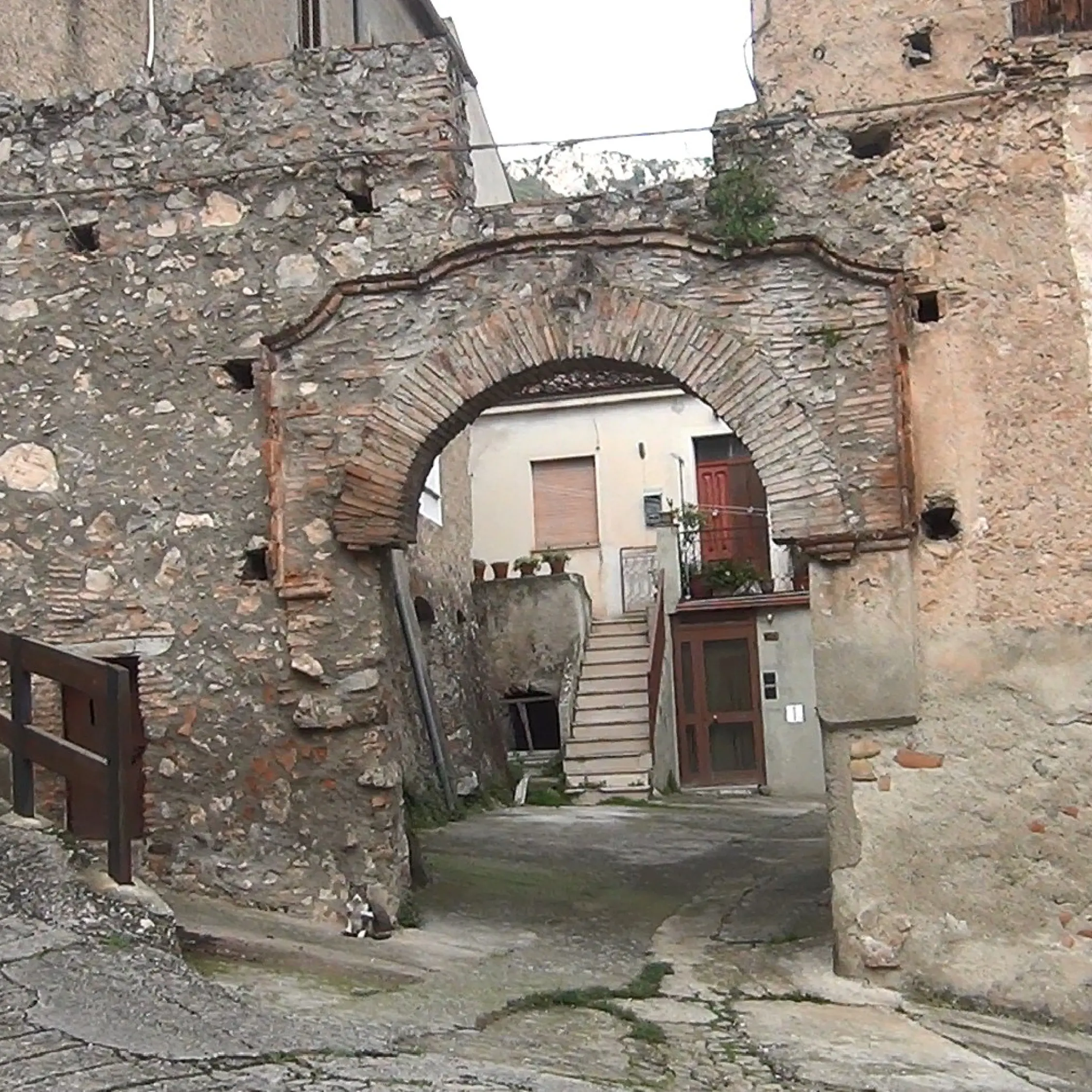 Slow Wine Civita 2025 (Borghi di Gusto): calici d'eccellenza e notti romantiche nel cuore del Pollino\n