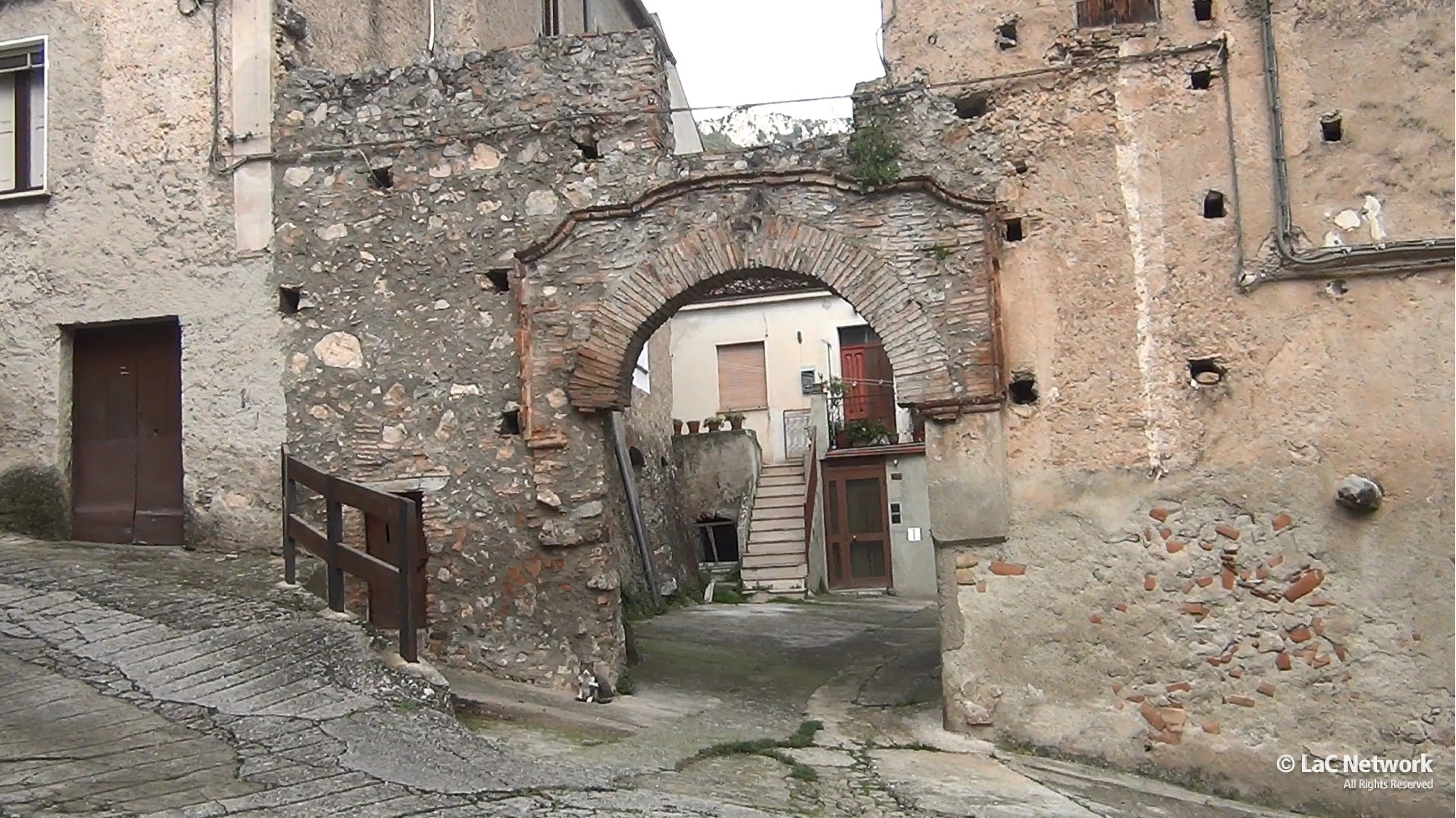 Slow Wine Civita 2025 (Borghi di Gusto): calici d'eccellenza e notti romantiche nel cuore del Pollino\n