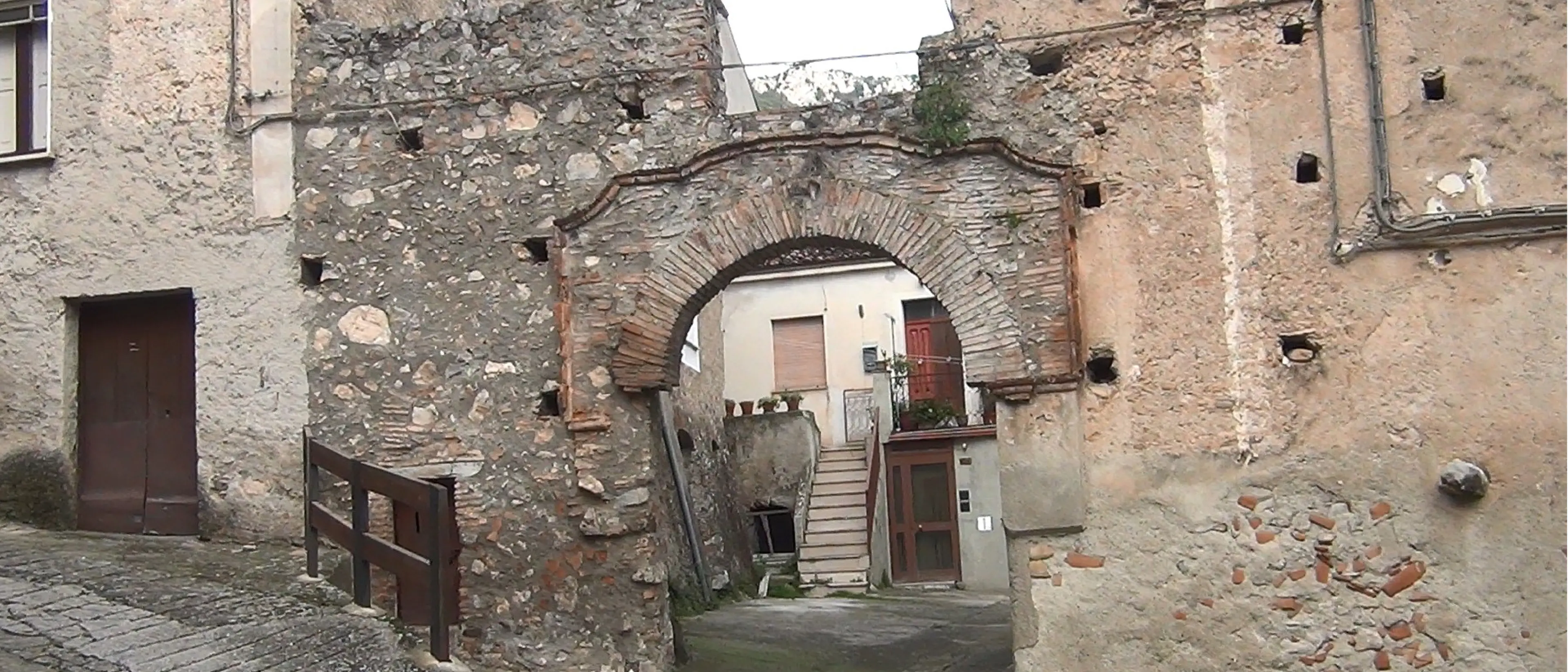 Slow Wine Civita 2025 (Borghi di Gusto): calici d'eccellenza e notti romantiche nel cuore del Pollino\n