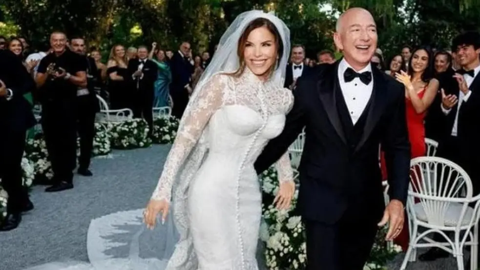 Lauren Sanchez e Jeff Bezos in una foto pubblicata su Instagram da laurensanchezbezos