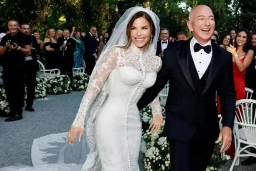 Lauren Sanchez e Jeff Bezos in una foto pubblicata su Instagram da laurensanchezbezos