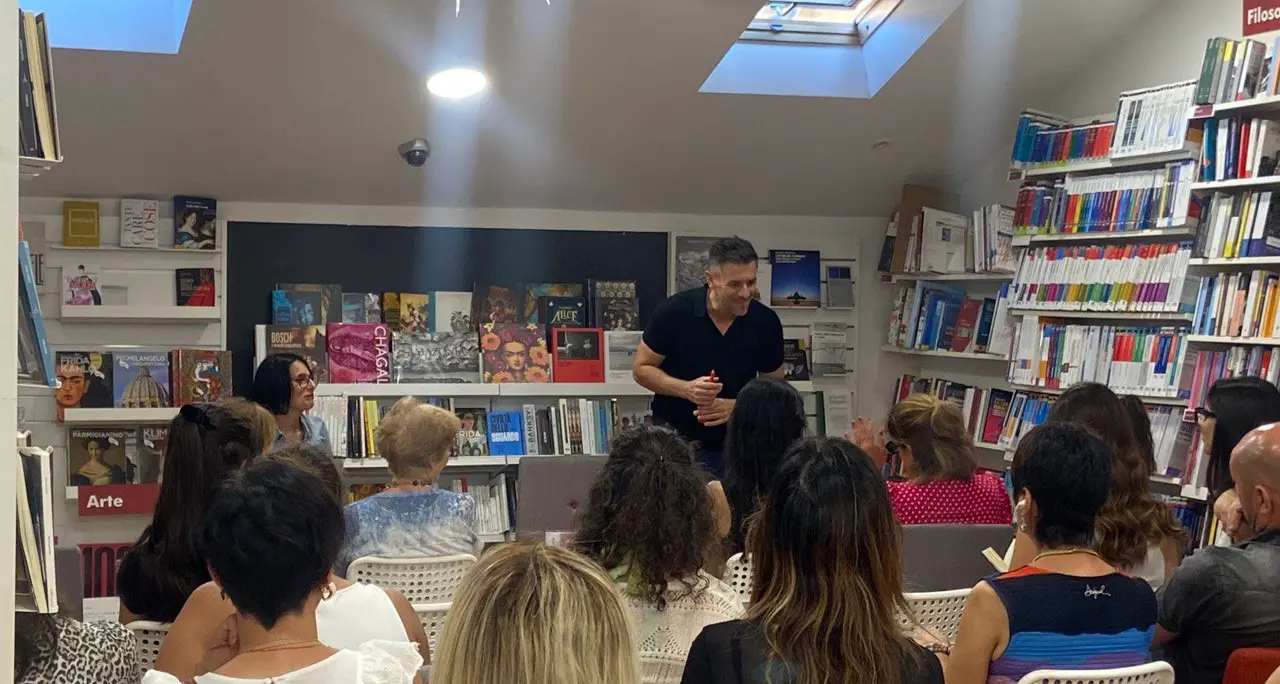 “Tutta questa felicità”, la Ubik di Catanzaro diventa un rifugio emotivo insieme a Roberto Emanuelli\u00A0\n