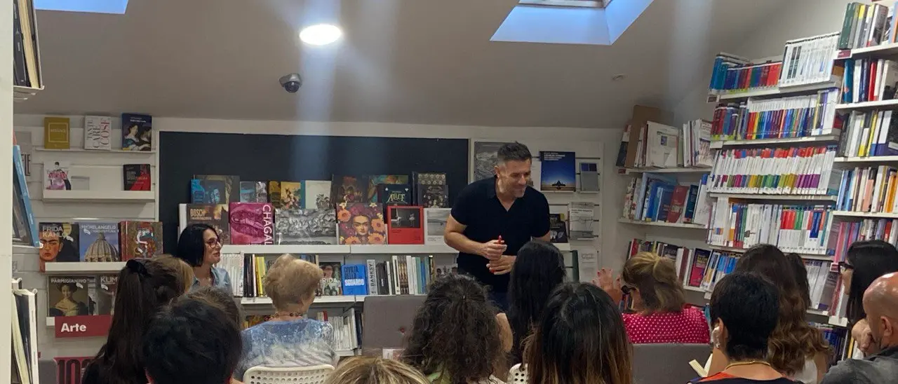 “Tutta questa felicità”, la Ubik di Catanzaro diventa un rifugio emotivo insieme a Roberto Emanuelli\u00A0\n