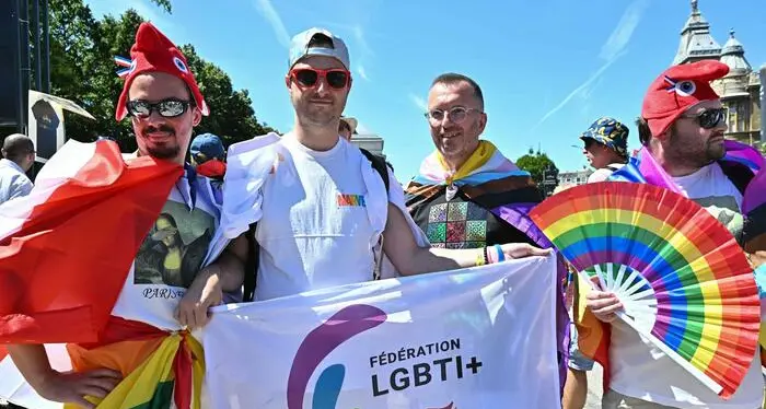 Pride a Budapest, Elly Schlein in corteo canta “Bella ciao”. L’ultradestra blocca il ponte Szabadsag