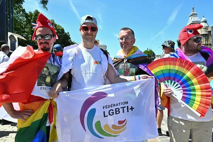 Pride a Budapest,\u00A0Elly Schlein in corteo canta “Bella ciao”. L’ultradestra blocca il ponte Szabadsag\n