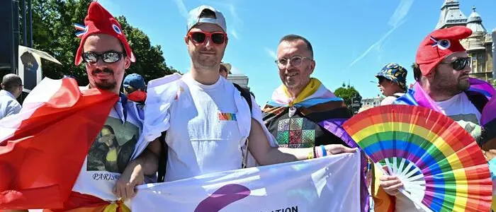 Pride a Budapest,\u00A0Elly Schlein in corteo canta “Bella ciao”. L’ultradestra blocca il ponte Szabadsag\n