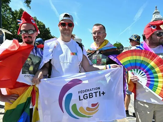 Pride a Budapest, Elly Schlein in corteo canta “Bella ciao”. L’ultradestra blocca il ponte Szabadsag