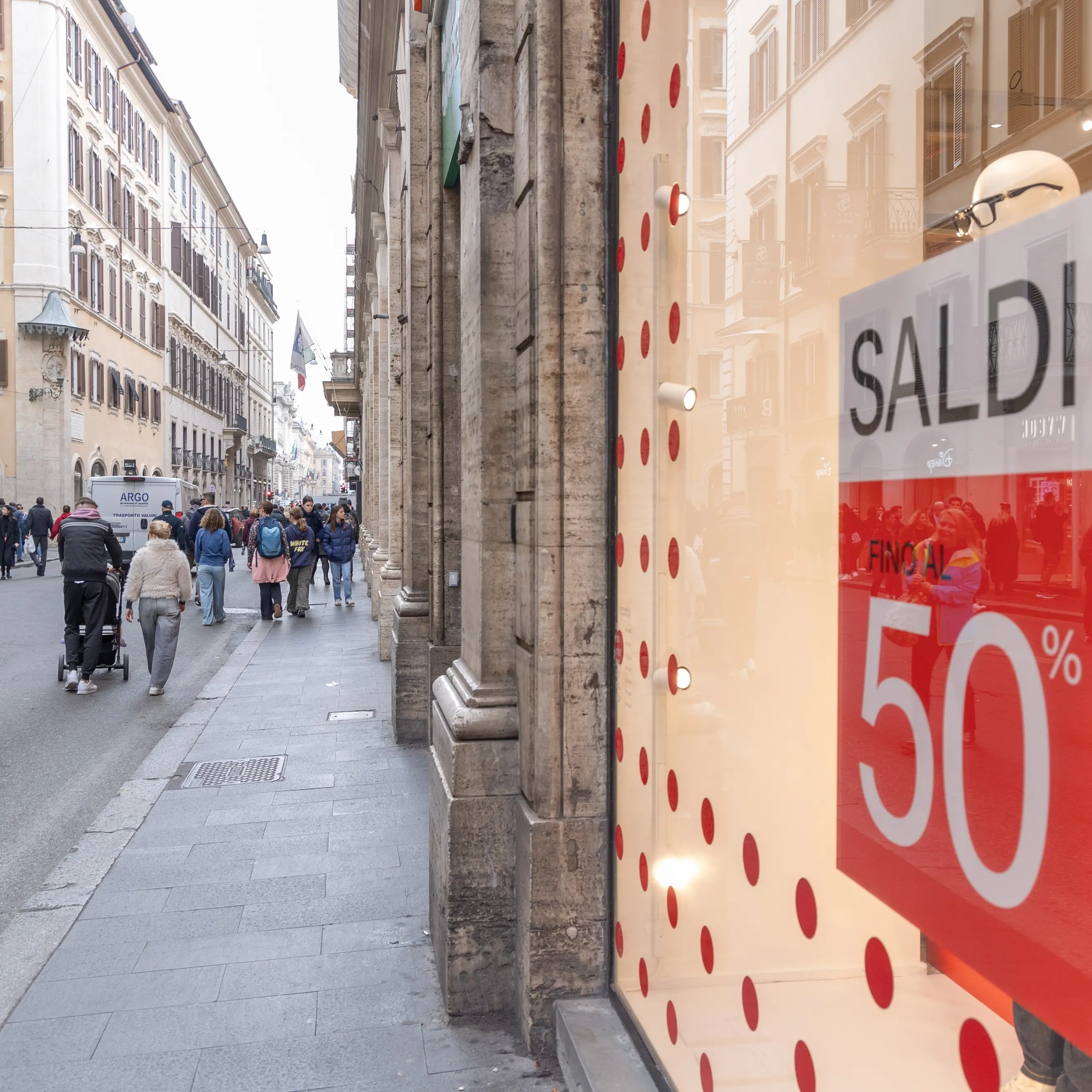 Saldi estivi al via il 5 luglio: affari da 3 miliardi, già spesi 700 milioni tra pre-sconti e offerte online