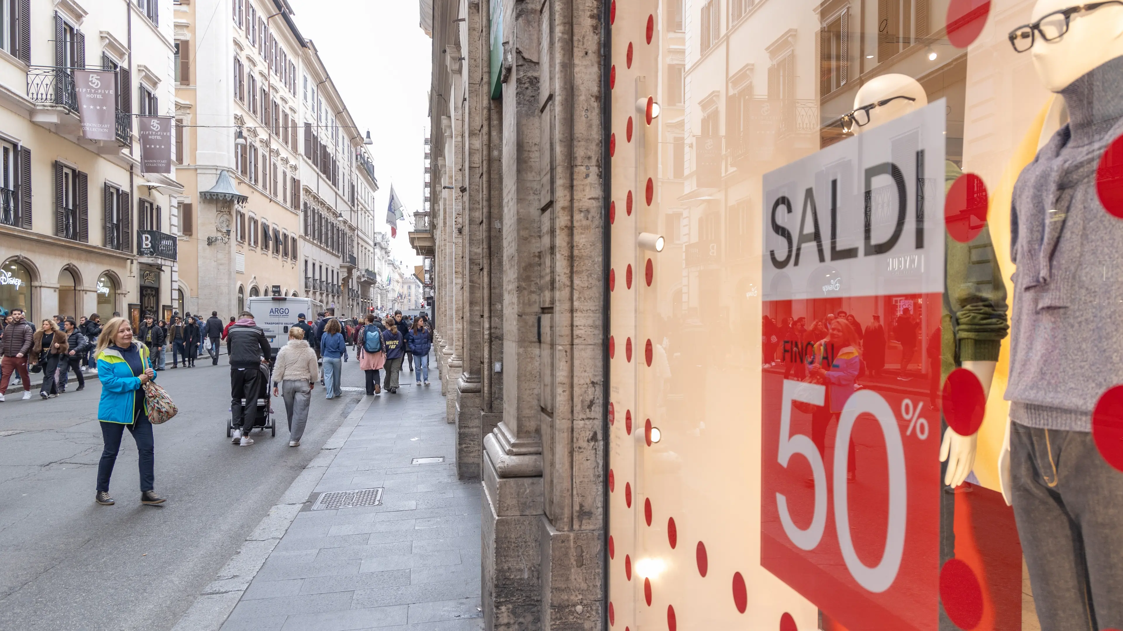 <p>Saldi al via con qualche polemica di Confesercenti</p>\\n , Matteo Nardone