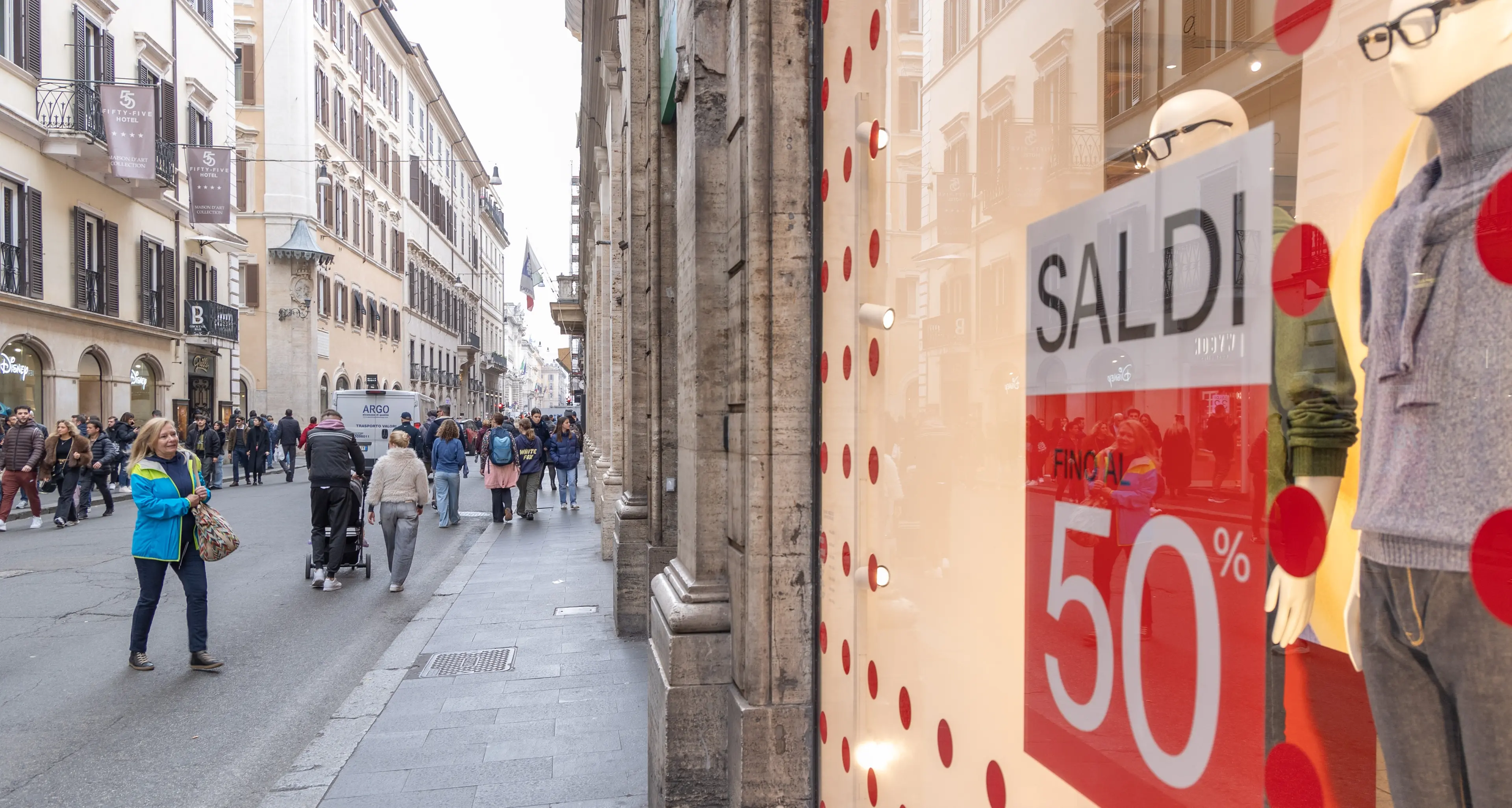 Saldi estivi al via il 5 luglio: affari da 3 miliardi, già spesi 700 milioni tra pre-sconti e offerte online