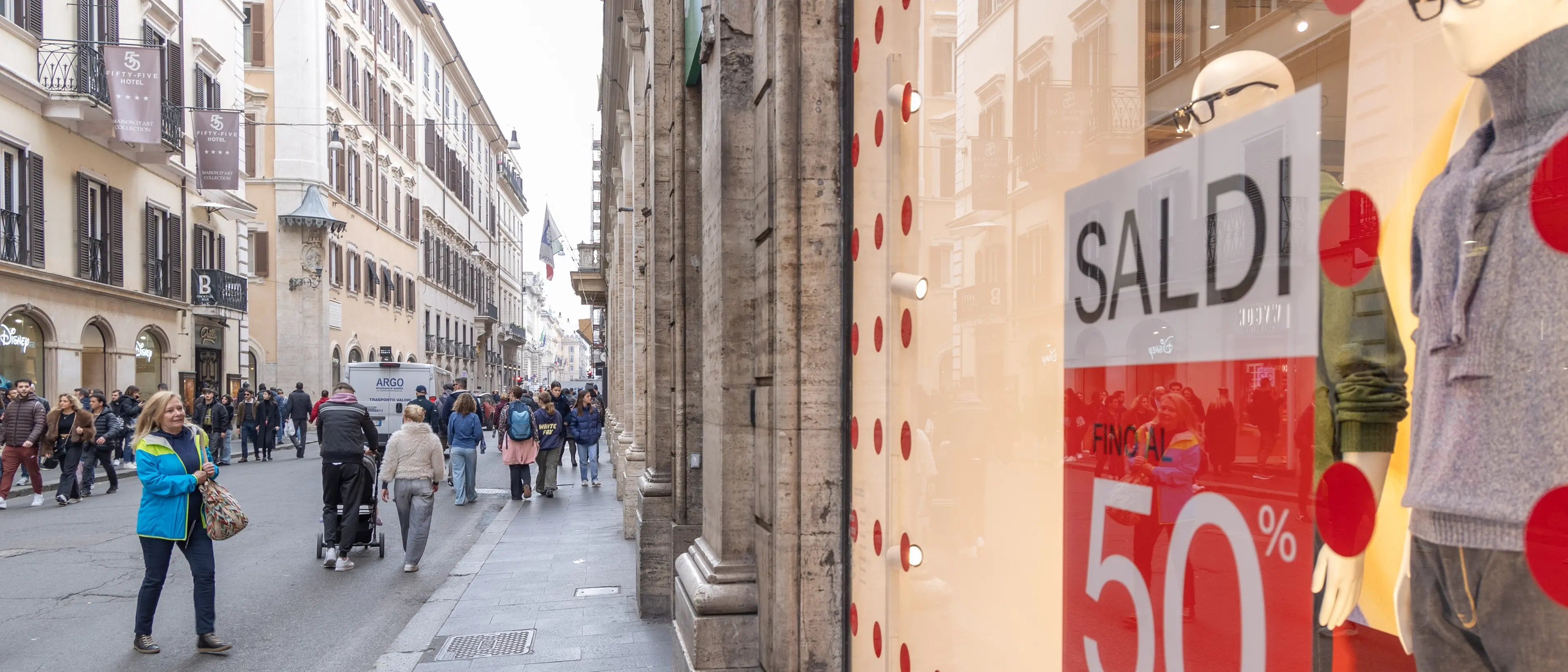 Saldi estivi al via il 5 luglio: affari da 3 miliardi, già spesi 700 milioni tra pre-sconti e offerte online