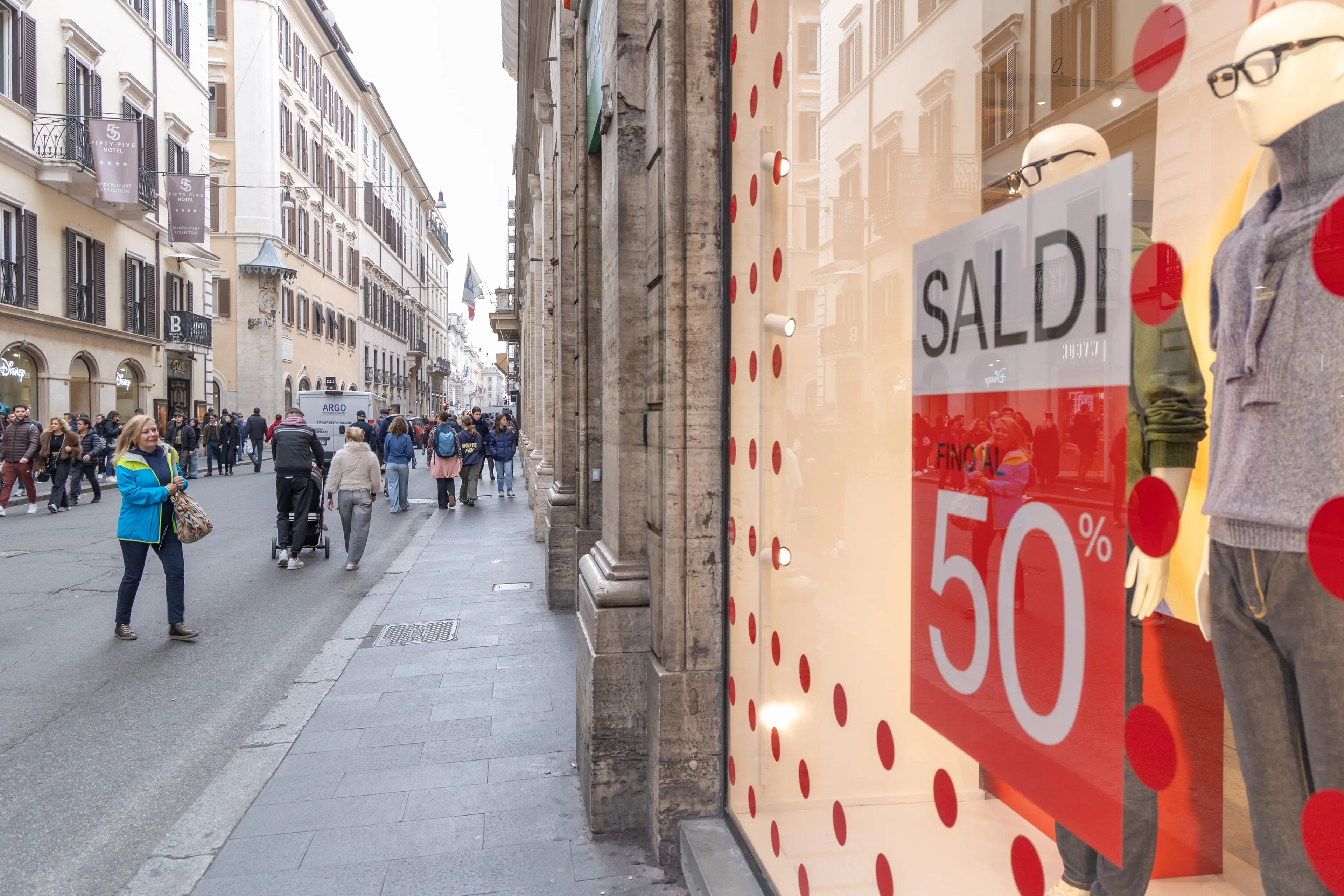 <p>Saldi al via con qualche polemica di Confesercenti</p>\\n , Matteo Nardone