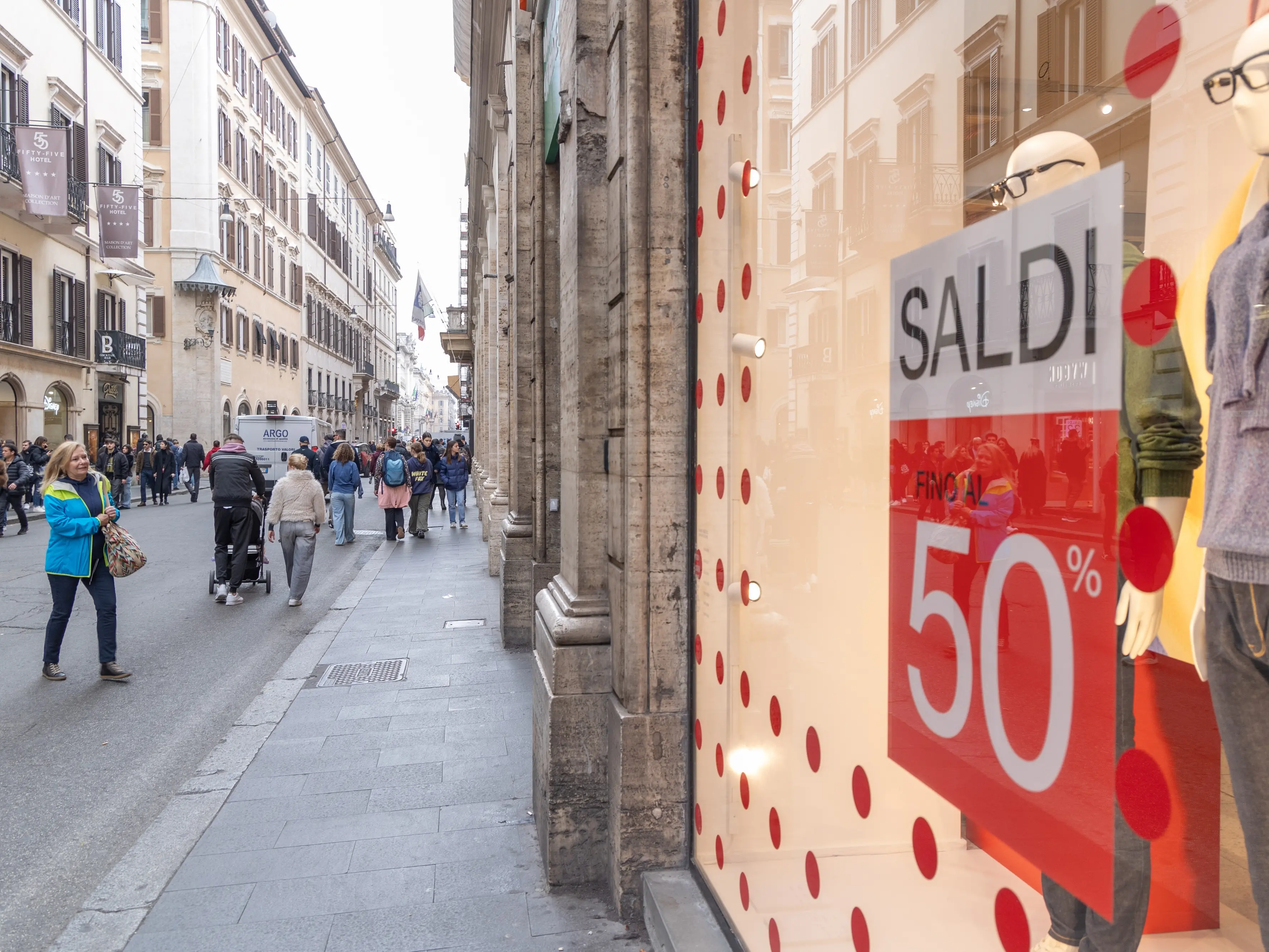 Saldi estivi al via il 5 luglio: affari da 3 miliardi, già spesi 700 milioni tra pre-sconti e offerte online