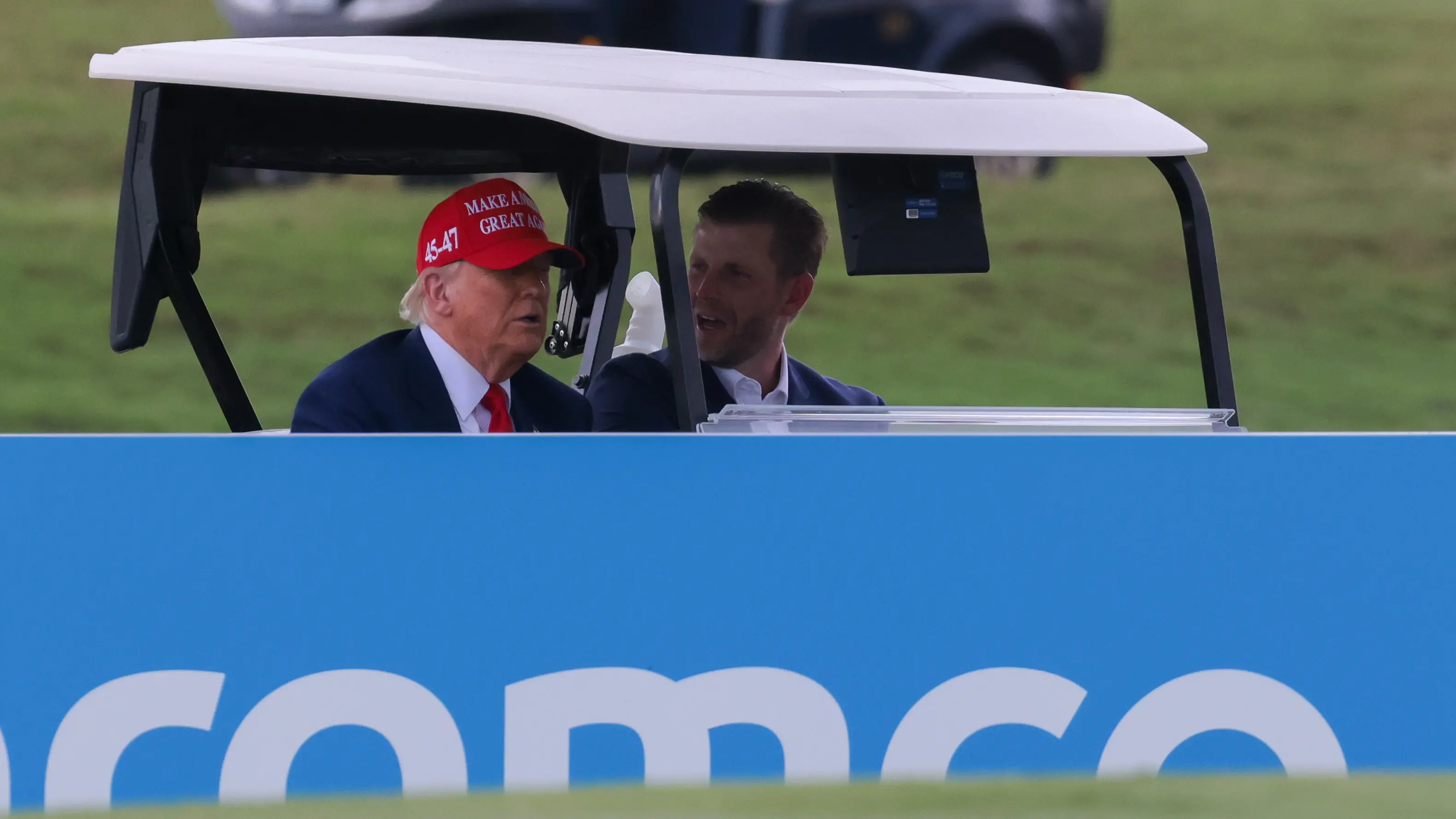 <p>Donald ed Eric Trump su un golf cart a Miami (Ipa Agency)</p>\\n , Sam Navarro-Imagn Images/Sipa US