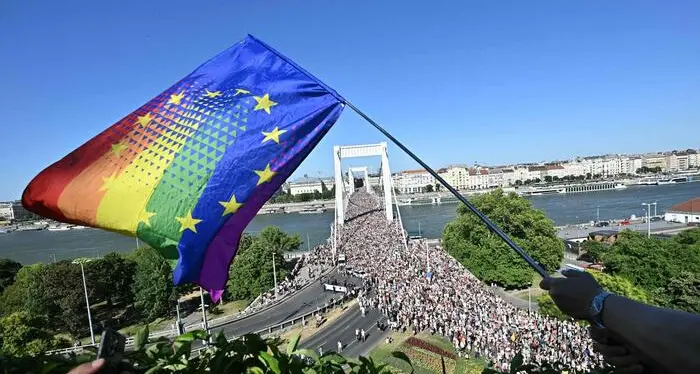 Duecentomila cuori contro Orban: un fiume di persone per il\u00A0Pride che ridipinge Budapest di Europa\n