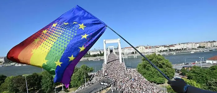 Duecentomila cuori contro Orban: un fiume di persone per il\u00A0Pride che ridipinge Budapest di Europa\n