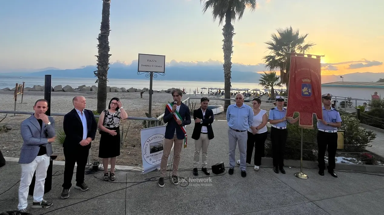 <p>Il sindaco di Reggio Giuseppe Falcomat&agrave; tra i familiari dei due giovani, durante la cerimonia di intitolazione</p>\\n