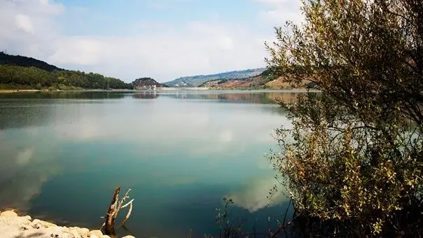 <p>Il lago Angitola</p>\\n