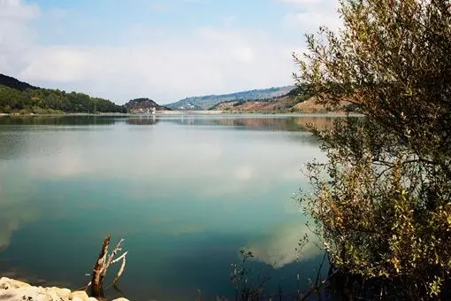 <p>Il lago Angitola</p>\\n