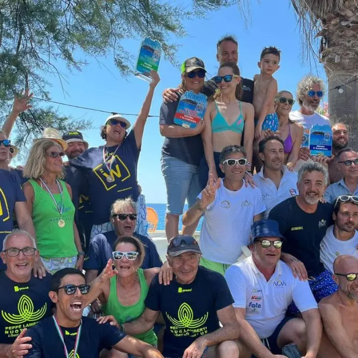 Nuoto, Aqa domina il trofeo Isola di Cirella: la società bruzia sbaraglia la concorrenza con 665 punti\n