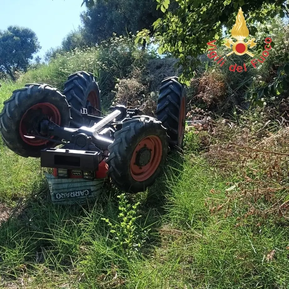 Tragedia a Catanzaro, si ribalta col trattore e resta schiacciato: morto 56enne