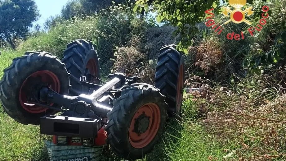 Tragedia a Catanzaro, si ribalta col trattore e resta schiacciato: morto 56enne