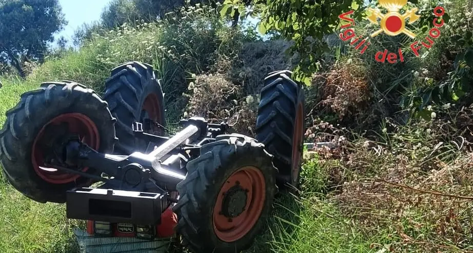Tragedia a Catanzaro, si ribalta col trattore e resta schiacciato: morto 56enne