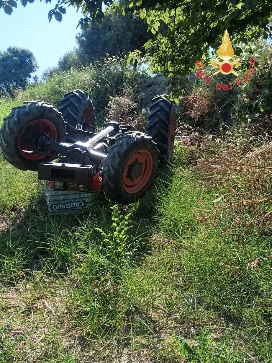 Tragedia a Catanzaro, si ribalta col trattore e resta schiacciato: morto 56enne