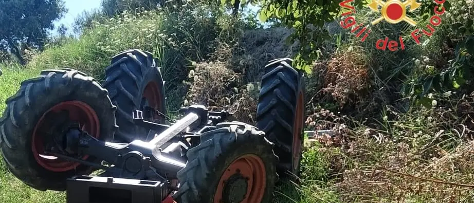 Tragedia a Catanzaro, si ribalta col trattore e resta schiacciato: morto 56enne