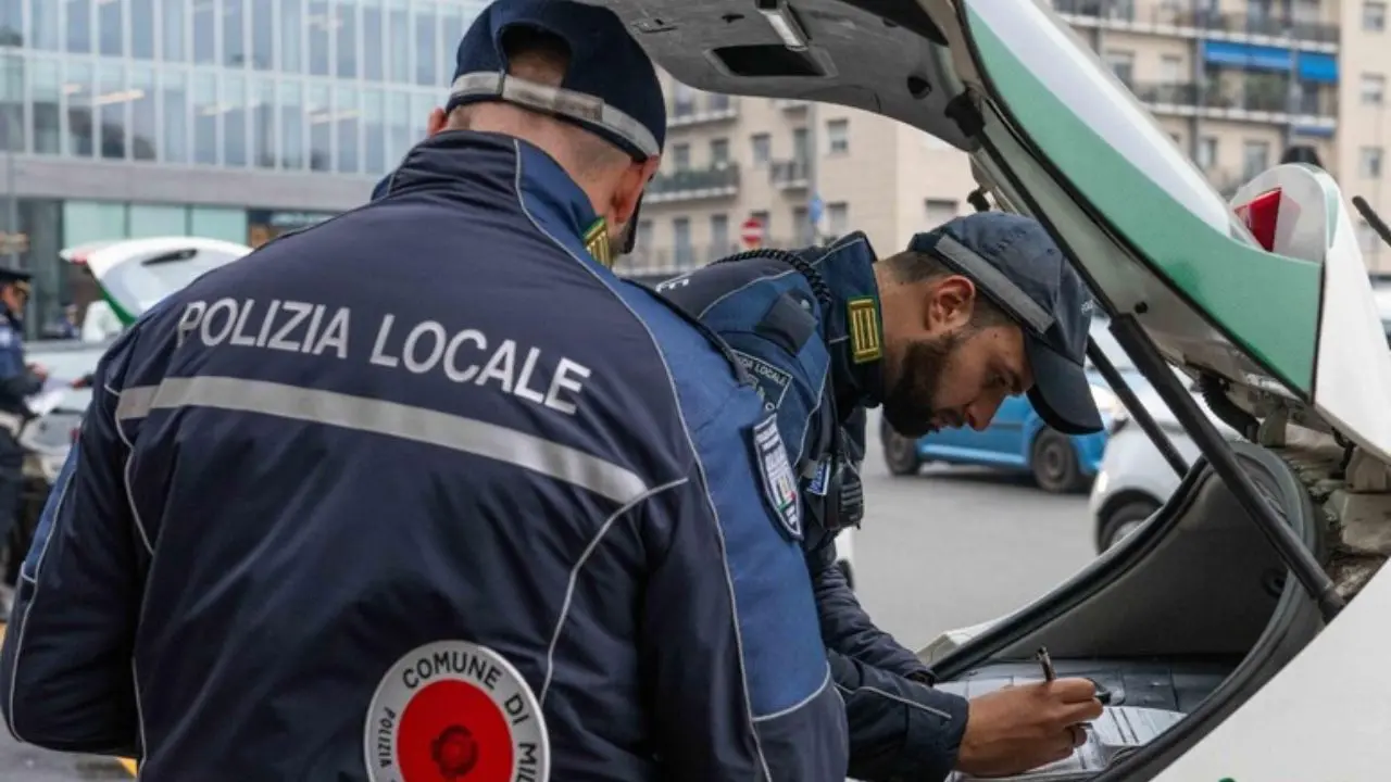 Rubati orologi di lusso a Milano, poi il colpo di scena. Lo zaino viene restituito con un biglietto: «Sono falsi!»\n