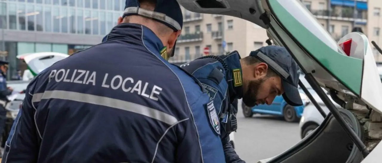 Rubati orologi di lusso a Milano, poi il colpo di scena. Lo zaino viene restituito con un biglietto: «Sono falsi!»\n