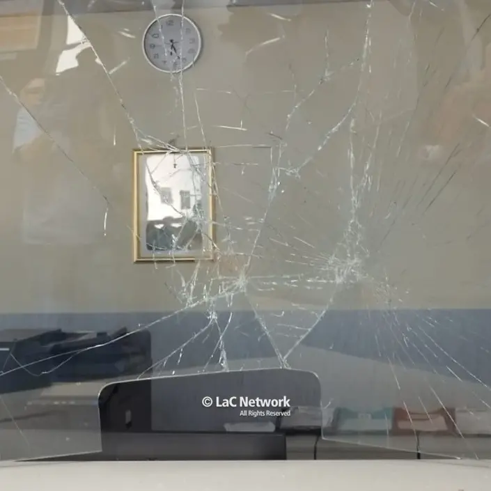 Lamezia, va al pronto soccorso ma non vuole aspettare e sfonda a testate il vetro del triage