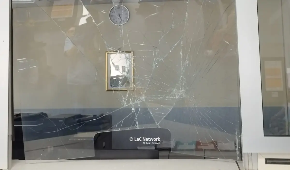 Lamezia, va al pronto soccorso ma non vuole aspettare e sfonda a testate il vetro del triage