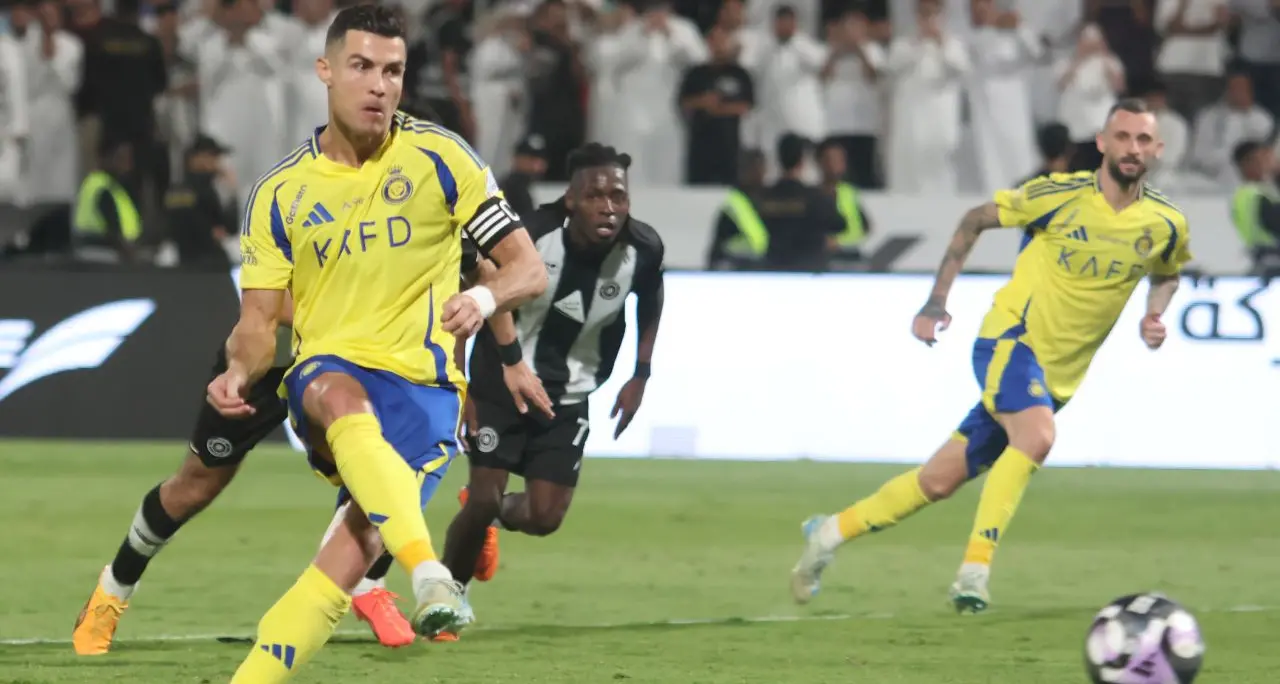 Cristiano Ronaldo rinnova con l’Al Nassr: 570mila\u00A0euro al giorno, 16 persone al suo servizio, jet privato e sogno dei mille gol\n