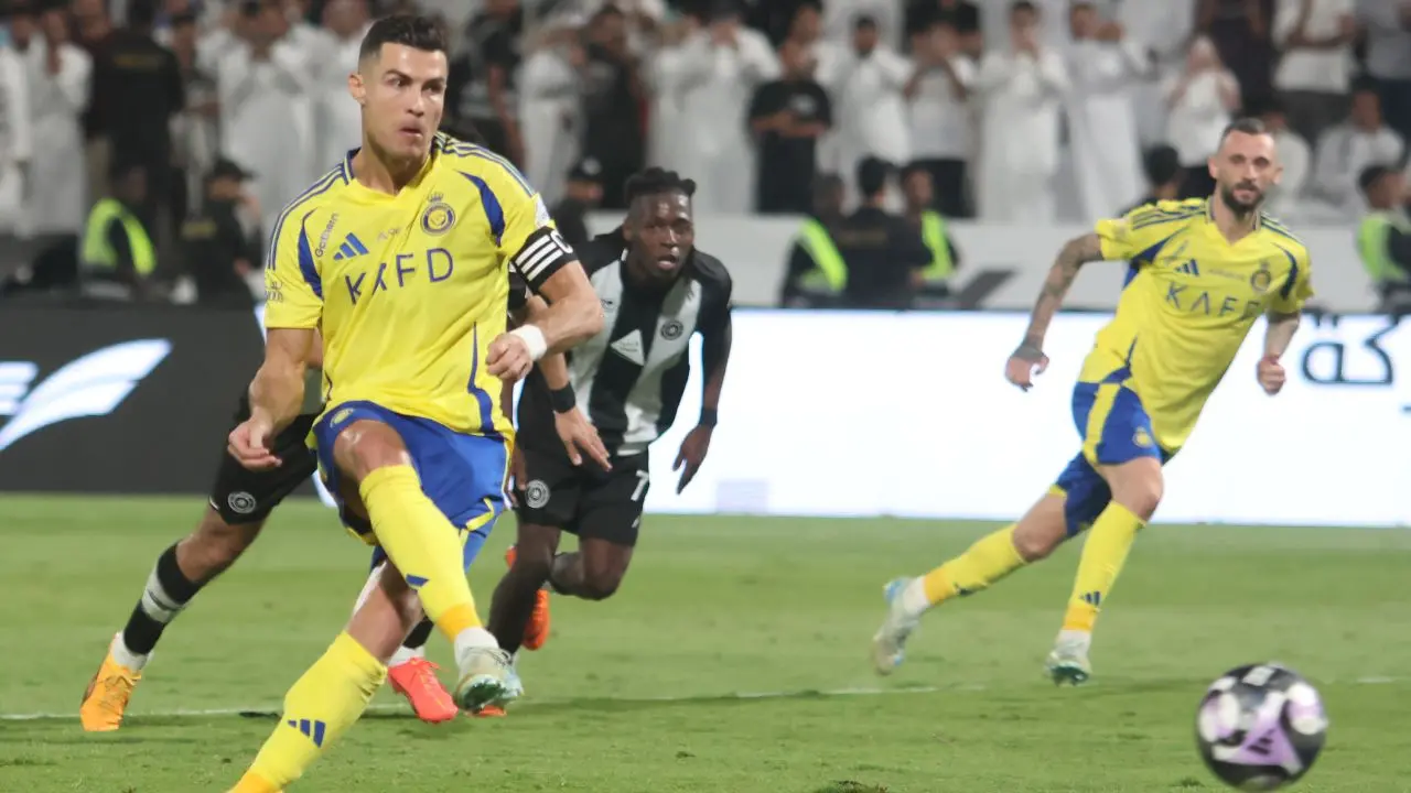 Cristiano Ronaldo rinnova con l’Al Nassr: 570mila\u00A0euro al giorno, 16 persone al suo servizio, jet privato e sogno dei mille gol\n