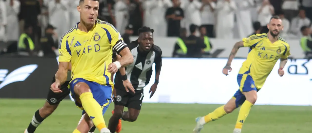 Cristiano Ronaldo rinnova con l’Al Nassr: 570mila\u00A0euro al giorno, 16 persone al suo servizio, jet privato e sogno dei mille gol\n