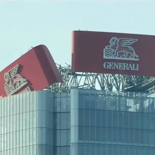 Milano, collassa l’insegna Generali sulla torre Hadid a 192 metri d'altezza\n