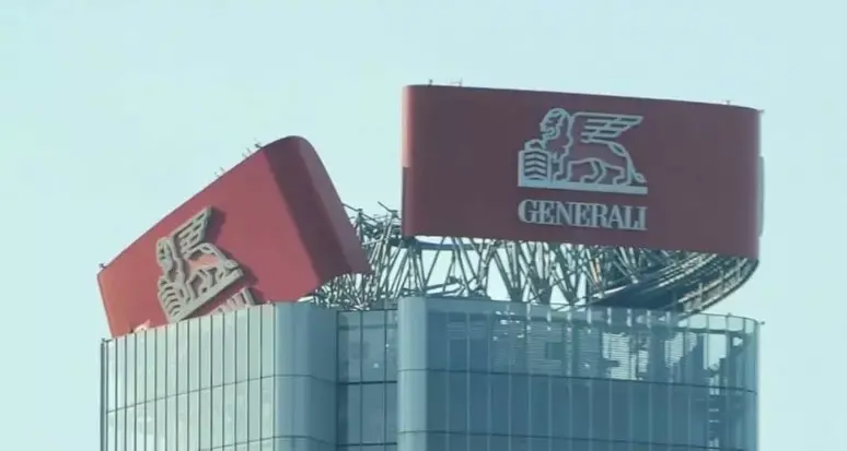Milano, collassa l’insegna Generali sulla torre Hadid a 192 metri d'altezza\n