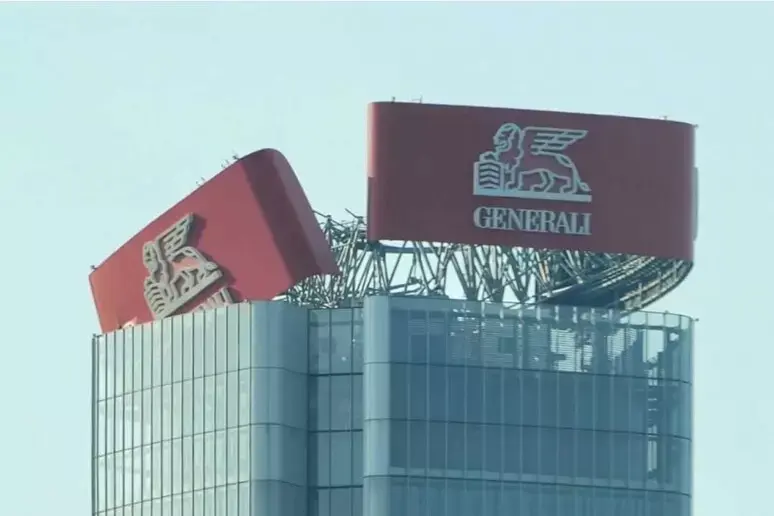 Milano, collassa l’insegna Generali sulla torre Hadid a 192 metri d'altezza\n