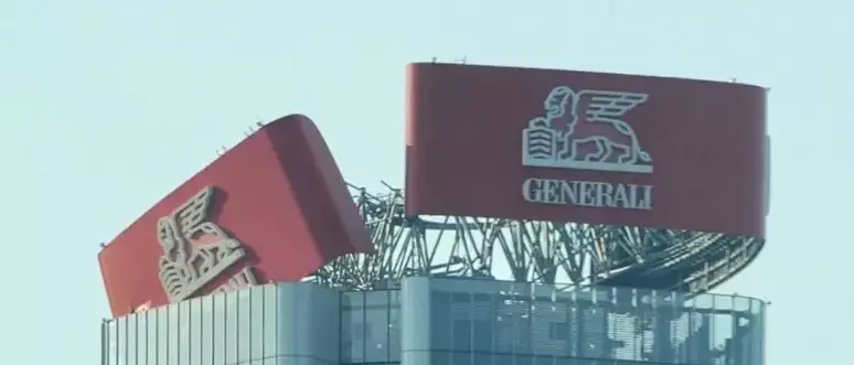Milano, collassa l’insegna Generali sulla torre Hadid a 192 metri d'altezza\n