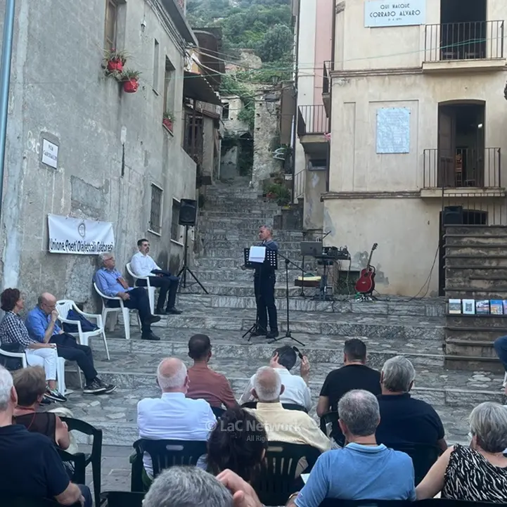 San Luca, sulla scalinata della casa natia di Corrado Alvaro declamati i versi dei poeti dialettali calabresi\n