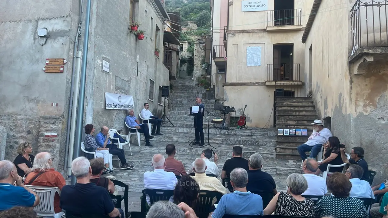 San Luca, sulla scalinata della casa natia di Corrado Alvaro declamati i versi dei poeti dialettali calabresi\n