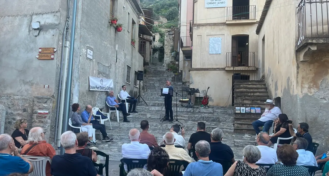 San Luca, sulla scalinata della casa natia di Corrado Alvaro declamati i versi dei poeti dialettali calabresi\n